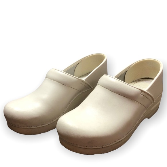 hospital clogs dansko